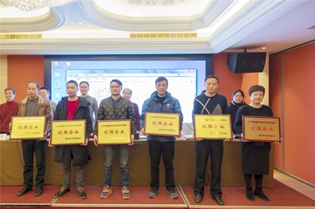 公交優(yōu)勝企業(yè)領(lǐng)獎(jiǎng)(王淑珍)_副本.jpg 公交優(yōu)勝企業(yè)領(lǐng)獎(jiǎng)(王淑珍)_副本.jpg