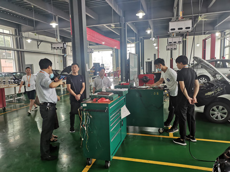 人社局領(lǐng)導到交校(徐衛(wèi)東)_副本.jpg 人社局領(lǐng)導到交校(徐衛(wèi)東)_副本.jpg